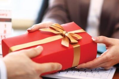 Biếu tặng sếp món quà nào thêm ý nghĩa?